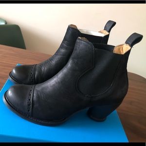 🔥 PRICE DROP 🔥 John Fluevog black brogue Odlum heeled Chelsea boot size 10.5